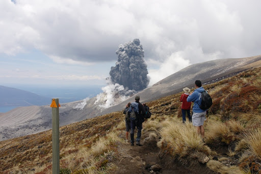 הר געש מתפרץ