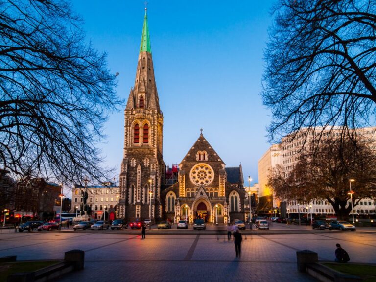 חזית קתדרלת קרייסטצ'רץ' (Christchurch Cathedral) בשעת דמדומים, עם הצריח הגבוה והחלון העגול (Rose Window), בלב כיכר הקתדרלה בניו זילנד.