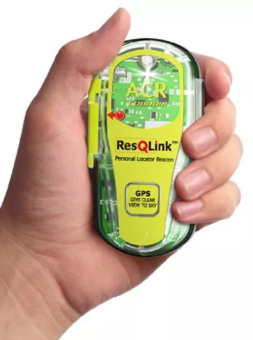 יד אוחזת במכשיר איתור לוויני אישי (PLB) מדגם ACR ResQLink. המכשיר בצבע צהוב זוהר עם חלקים שקופים המראים את המעגלים האלקטרוניים, וכולל כיתוב "Personal Locator Beacon" ודגש על רכיב ה-GPS. המכשיר מוצג על רקע לבן נקי כדי להמחיש את גודלו הקומפקטי
