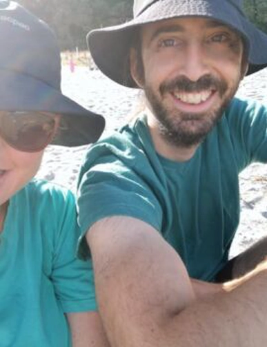 מורן ויניב מחייכים יחד בחוף ים בשמש