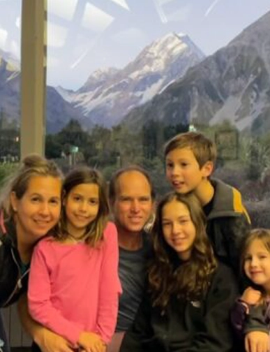 משפחת וגנר יחד על רקע הרים מושלגים בניו זילנד