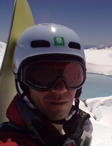 עידו מצוות Rotem NZ עם סנובורד בפסגת הר רואפהו בניו זילנד