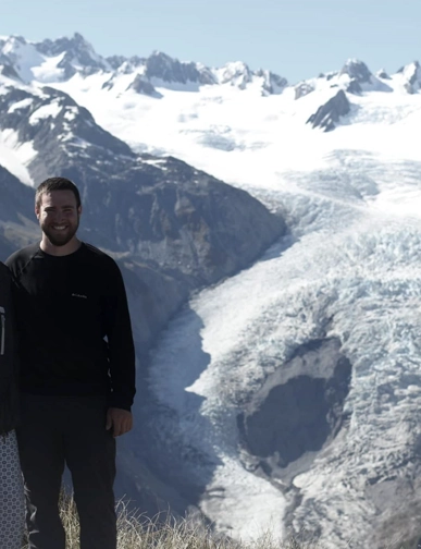 דור מצוות Rotem NZ על רקע קרחון פרנץ ג'וזף ניו זילנד