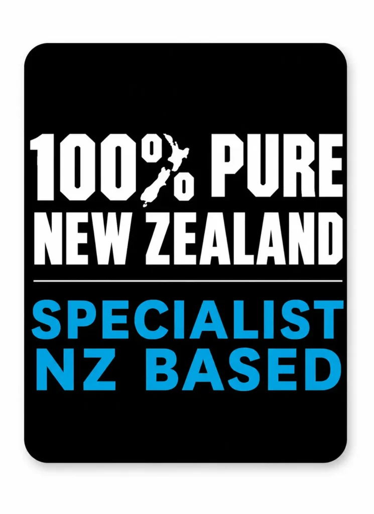 חותם גרפי מרובע על רקע שחור עם הכיתוב 100% Pure New Zealand בלבן ומפת המדינה, ותחתיו הכיתוב Specialist NZ Based בכחול.